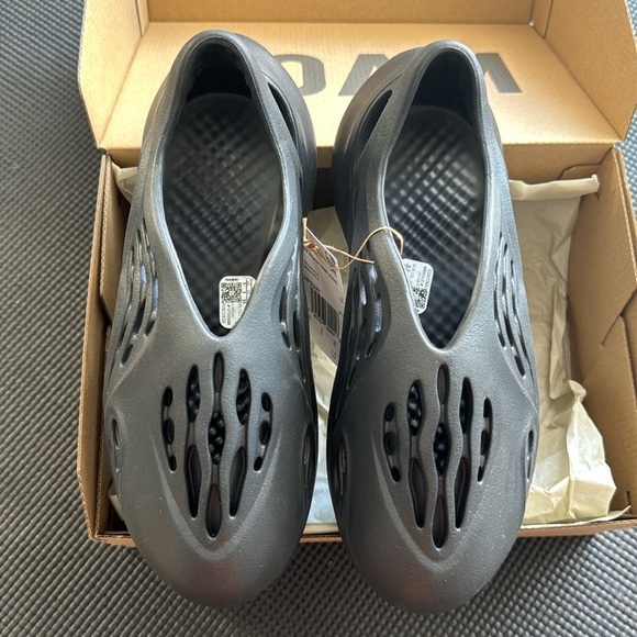 NWT - YEEZY FOAM RNR - Kids Sz 3. Can fit Women’s 6 - Picture 2 of 7